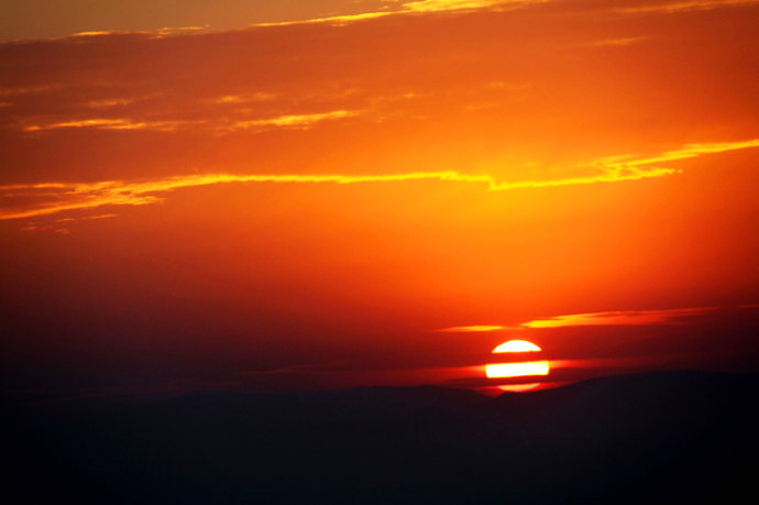 清晨的光芒最耀眼，西下的夕阳也红的像血一样，宛如我们的人生一样！